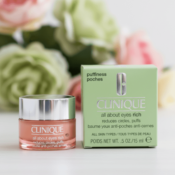 کرم دور چشم کلینیک آل اباوت آیز ریچ (Clinique All About Eyes™ Rich) 3 کرم دور چشم کلینیک All About Eyes Rich به همراه جعبه سبز نمای لایف استایل روی پس زمینه روشن مناسب کاهش پف و تیرگی