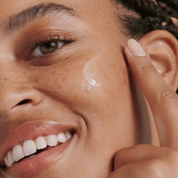 سرم ضد لک قوی کلینیک (Clinique Even Better Clinical) | روشن کننده و از بین برنده تیرگی 2 کلوزآپ استفاده سرم کلینیک Even Better Clinical روی گونه مدل؛ بافت سبک ژلی برای کاهش لک و یکنواختی رنگ پوست