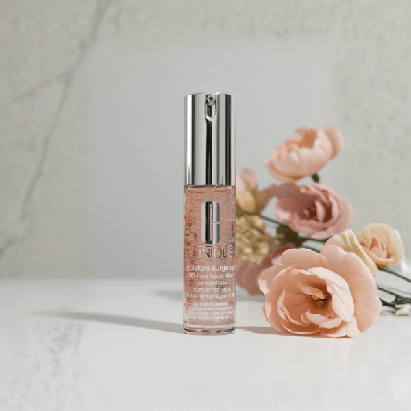 کنسانتره دور چشم Moisture Surge Eye™ 96-Hour Hydro-Filler کلینیک 7 کنسانتره دور چشم کلینیک Moisture Surge Eye آبرسان ۹۶ ساعته نمای لایفاستایل با گلها پسزمینه روشن